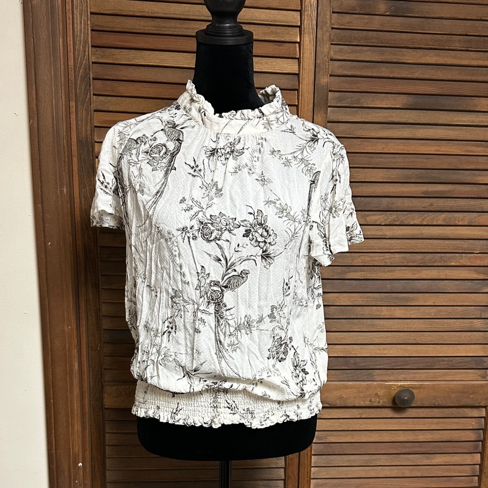 Rose & Olive White Floral Ruffle-Neck Short Sleeve Top